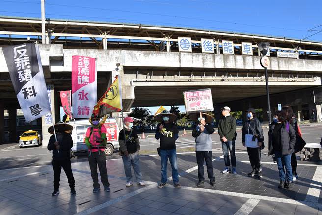 秋鬥4大公投宣講行腳團，3日一早在後龍火車站前小廣場開講。（謝明俊攝）