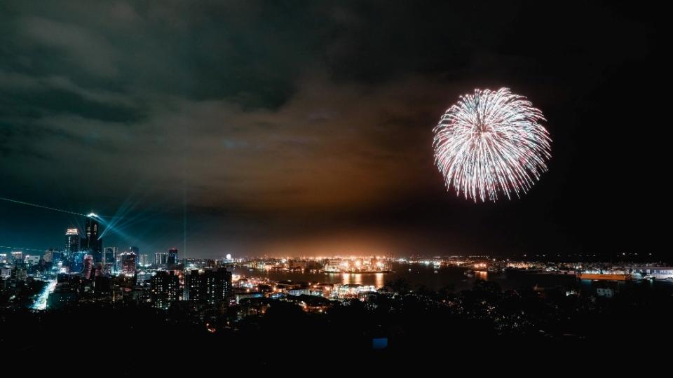 大港花火試打，預告跨年精彩300秒。   圖：高雄市政府/提供