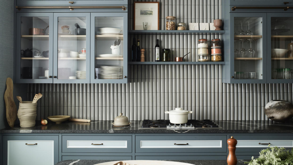  should I use handles or knobs on kitchen cabinets, grey blue kitchen with handles, fluted tile wall, glazed wall cabinets, open shelving 