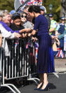 <p>Cette fois, ce fashion faux-pas en a choqué plus d’un… Lors de son quatrième jour de visite en Nouvelle-Zélande, Meghan Markle portait une magnifique jupe bleue Givenchy… transparente, qui laissait apparaître sa culotte ! Crédit photo : Getty Images </p>