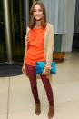 Stilikone Olivia Palermo punktet gleich mit zwei Neon-Krachern: einer Rüschenbluse in angesagtem Tangerine und einer türkisblauen Clutch-Bag. Mit den Ankle Boots und dem Pullover in hellen Erdtönen schafft das New Yorker Society-Girl einen schönen Kontrast zu den Leuchtfarben. Von der Queen aller Farbkombinationen haben wir auch nichts anderes erwartet. (Bild: Rex Features)