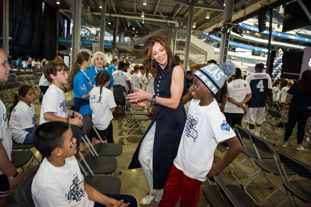 Dallas Cowboys executive Charlotte Jones Anderson will receive trailblazer  award