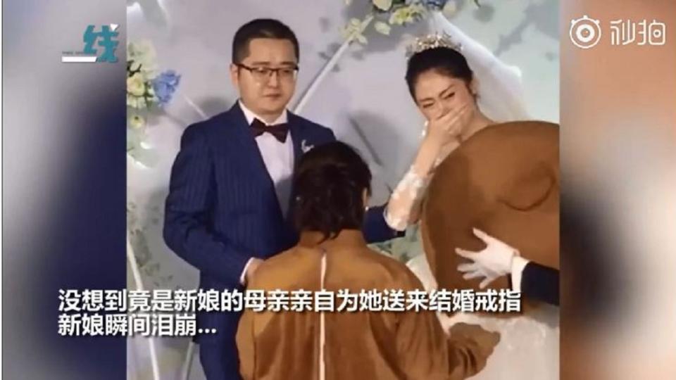 司儀請新娘揭開玩偶的頭套，當場瞬間就淚崩。(圖／翻攝自秒拍)