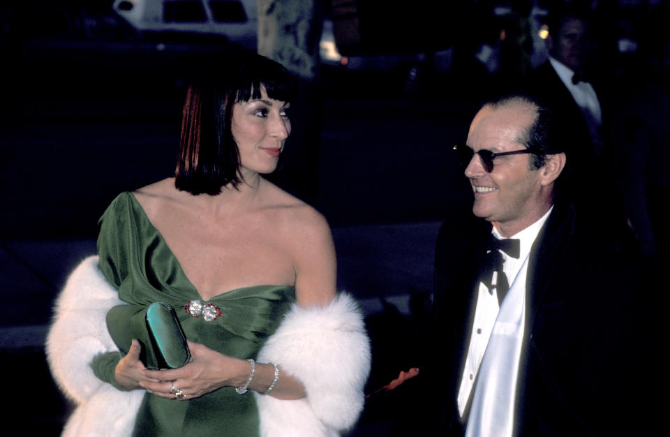 Anjelica Huston y Jack Nicholson en los Oscars de 1986. (Getty Images)