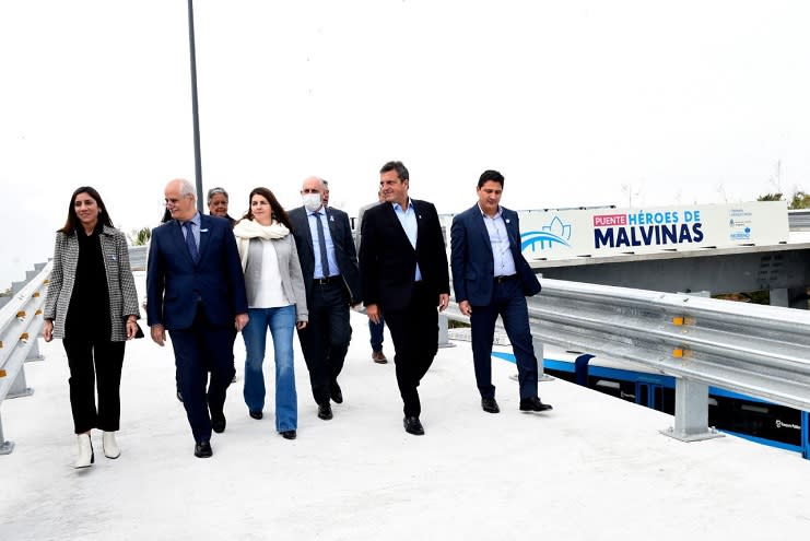 Massa de la inauguración del cuarto puente modular de la línea Sarmiento, en Moreno