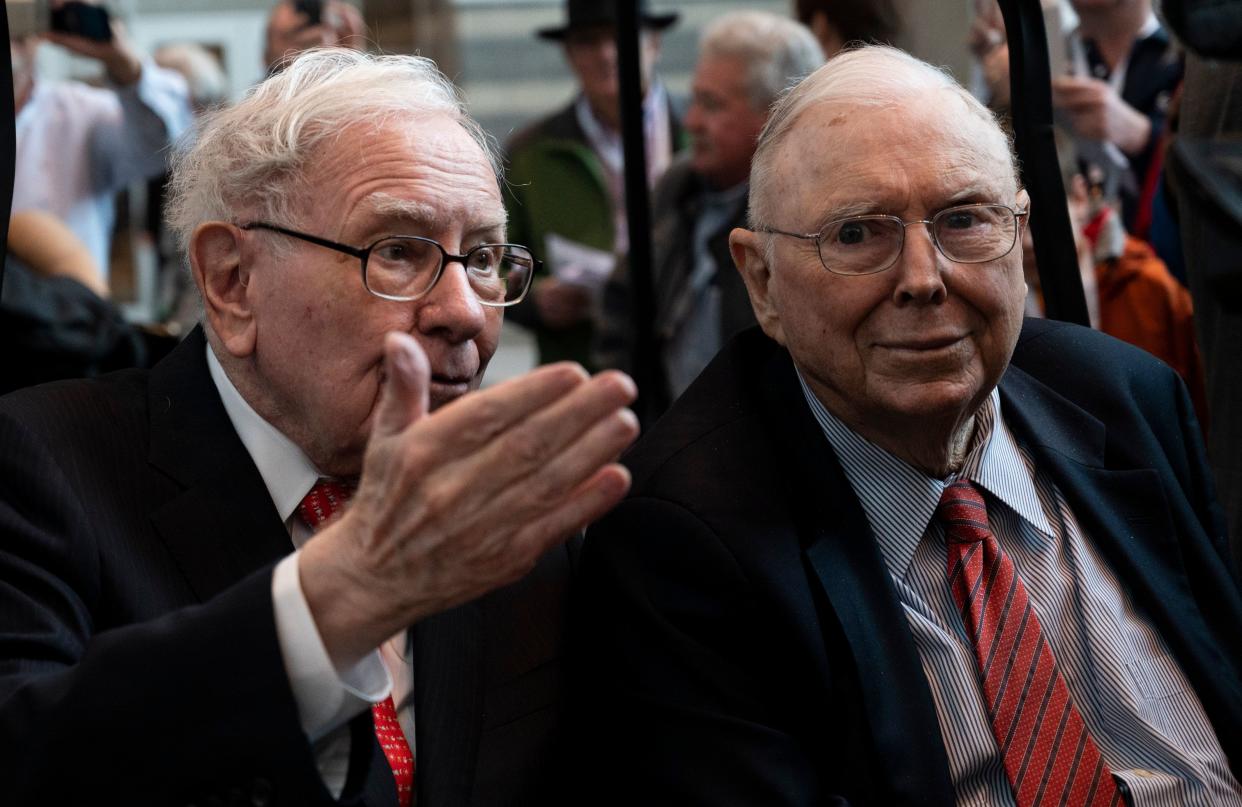 Warren Buffett (izquierda), CEO de Berkshire Hathaway, y el vicepresidente Charlie Munger asisten a la reunión anual de accionistas de 2019 en Omaha, Nebraska, el 3 de mayo de 2019. (Foto de Johannes EISELE / AFP)