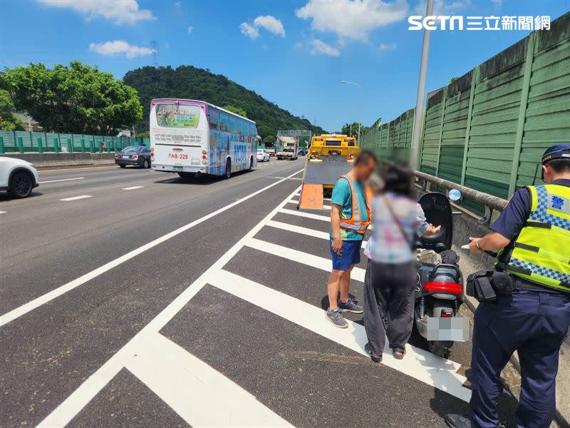 警方攔下韓國籍李姓女遊客，並通知拖吊車到場。（圖／翻攝畫面）