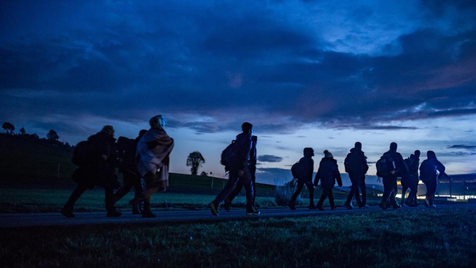 Flüchtlinge an der deutsch-österreichischen Grenze bei Wegscheid in Bayern. Foto: Armin Weigel/Archiv