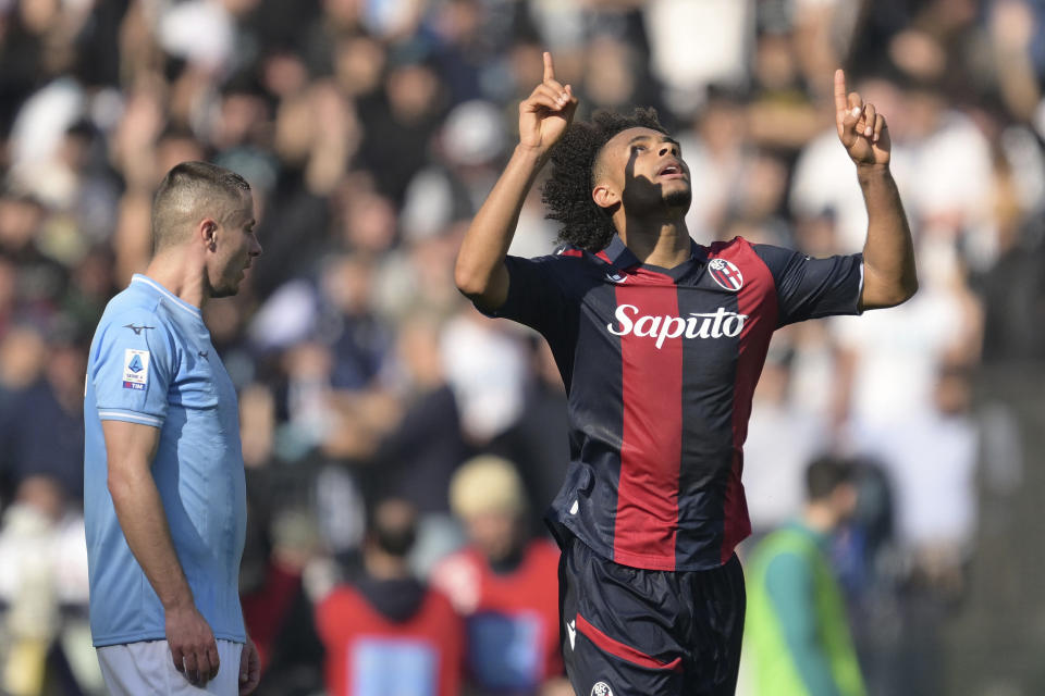 Joshua Zirkzee celebra tras anotar el segundo gol de Bologna ante Lazio en el partido de la Serie A, el domingo 18 de febrero de 2024, en Roma. (Alfredo Falcone/LaPresse vía AP)