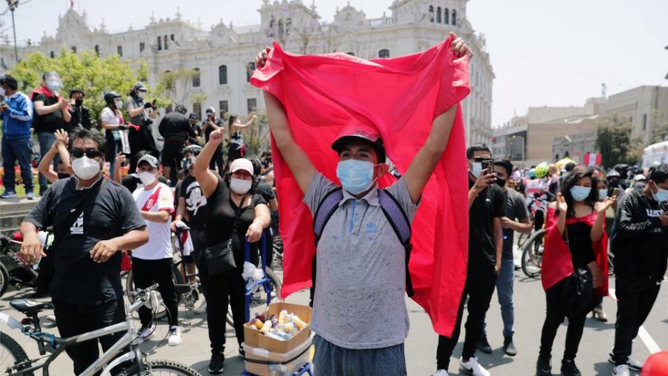 Manifestantes en Perú salieron a las calles para celebrar la renuncia de Manuel Merino a la presidencia interina.