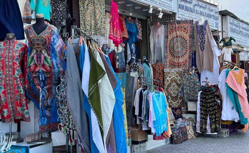 在阿曼老城區內可以看到販售阿拉伯傳統富士的店家。圖／凱倫　提供