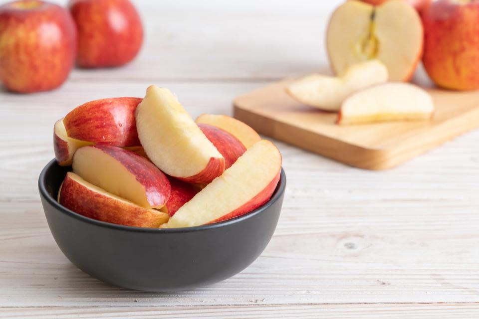 Se indicó a los participantes que comieran alimentos ricos en fibras prebióticas, como las manzanas. <a href="https://www.shutterstock.com/image-photo/fresh-red-apples-sliced-bowl-on-1366904762" rel="nofollow noopener" target="_blank" data-ylk="slk:gowithstock / Shutterstock;elm:context_link;itc:0;sec:content-canvas" class="link ">gowithstock / Shutterstock</a>