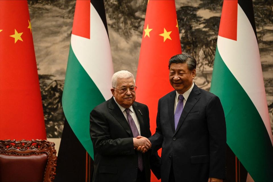 2023年6月14日，巴勒斯坦自治政府主席阿巴斯（左）與中國國家主席習近平在北京人民大會堂會面。路透社