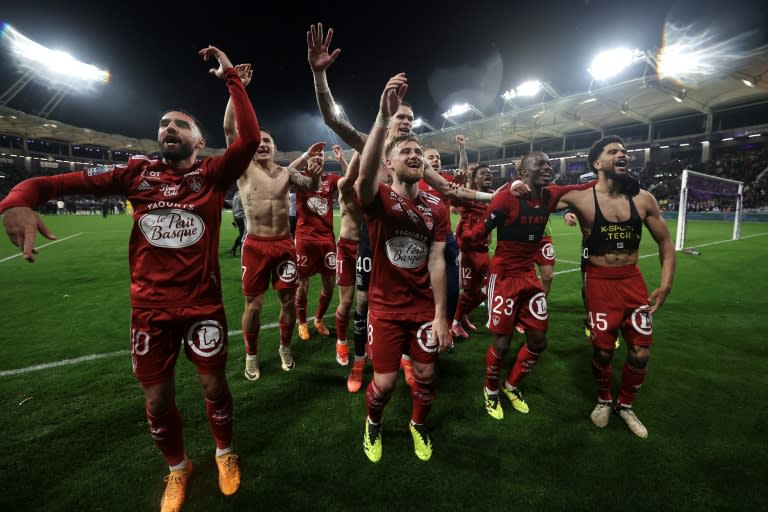 <a class="link " href="https://sports.yahoo.com/soccer/teams/stade-brest-29/" data-i13n="sec:content-canvas;subsec:anchor_text;elm:context_link" data-ylk="slk:Brest;sec:content-canvas;subsec:anchor_text;elm:context_link;itc:0">Brest</a> players celebrate after they beat <a class="link " href="https://sports.yahoo.com/soccer/teams/toulouse/" data-i13n="sec:content-canvas;subsec:anchor_text;elm:context_link" data-ylk="slk:Toulouse;sec:content-canvas;subsec:anchor_text;elm:context_link;itc:0">Toulouse</a> to qualify for next season's Champions League (Valentine CHAPUIS)
