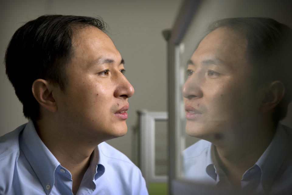 El científico He Jiankui en un laboratorio en Shenzhen en China. El genetista asegura haber participado en la edición del ADN de unas bebés por primera vez en la historia. (AP Photo/Mark Schiefelbein)