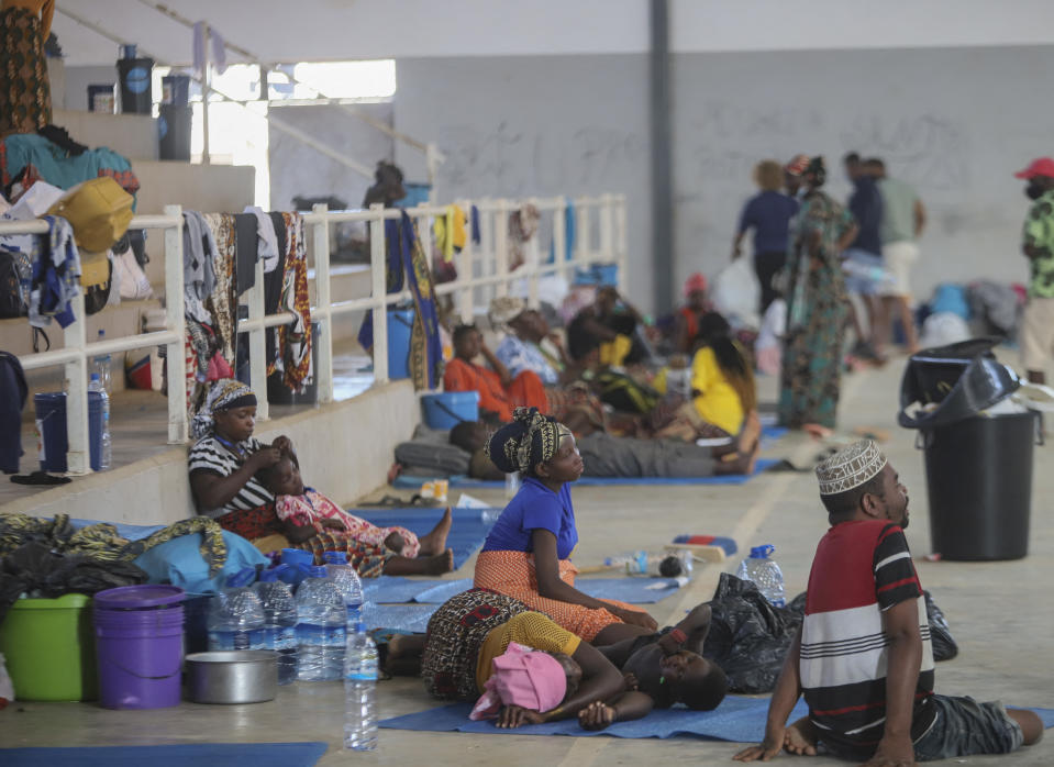 Binnenvertriebene aus Palma warten in einem Stadion in Pemba auf Hilfsgüter (Bild: Alfredo Zuniga/AFP)