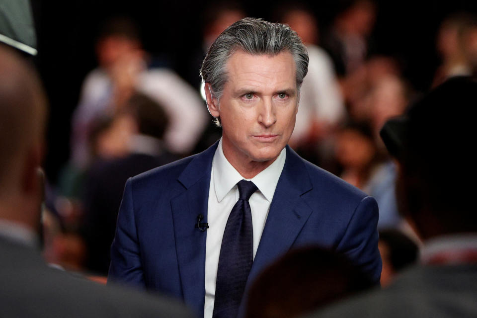 El gobernador de California, Gavin Newsom, reacciona mientras habla con los miembros de la prensa el día del primer debate presidencial organizado por CNN en Atlanta, Georgia, EE.UU., el 27 de junio de 2024. REUTERS/Marco Bello