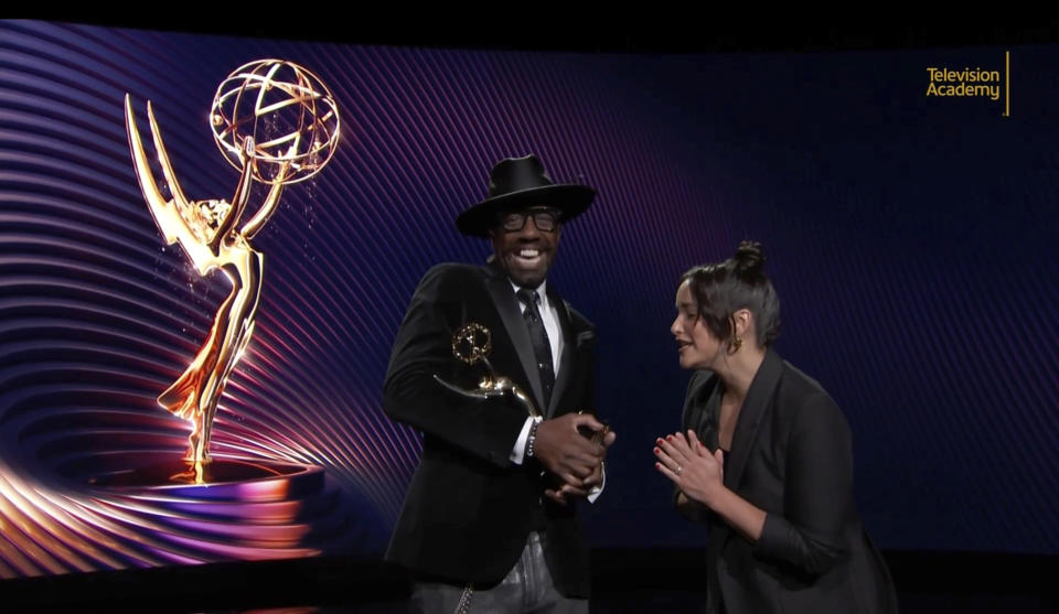 En esta imagen de video emitida el martes 12 de julio de 2022 por la Academia de la Televisión, J.B. Smoove, a la izquierda, y Melissa Fumero presentan los nominados a la 74a entrega anual de los premios Emmy. (The Television Academy via AP)