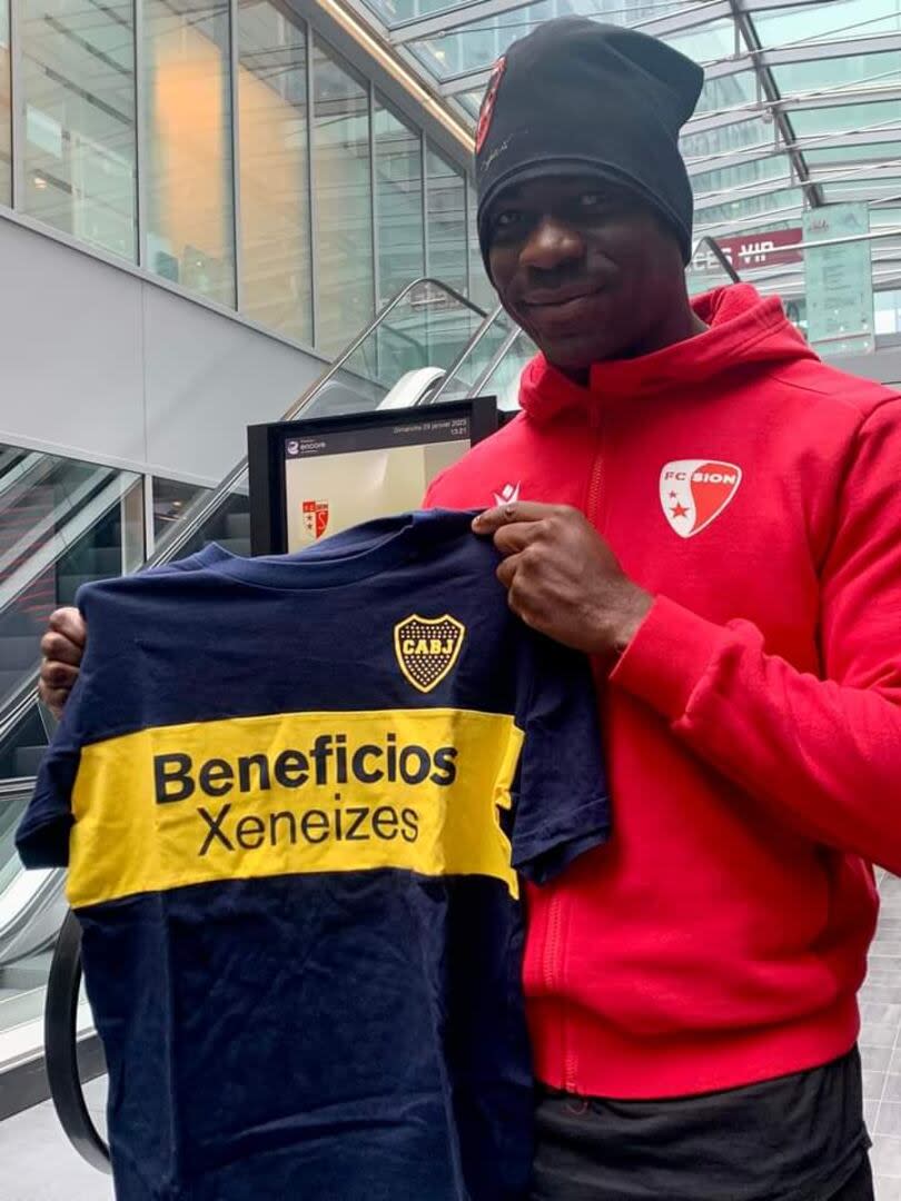 Mario Balotelli posando para la foto con una camiseta de Boca