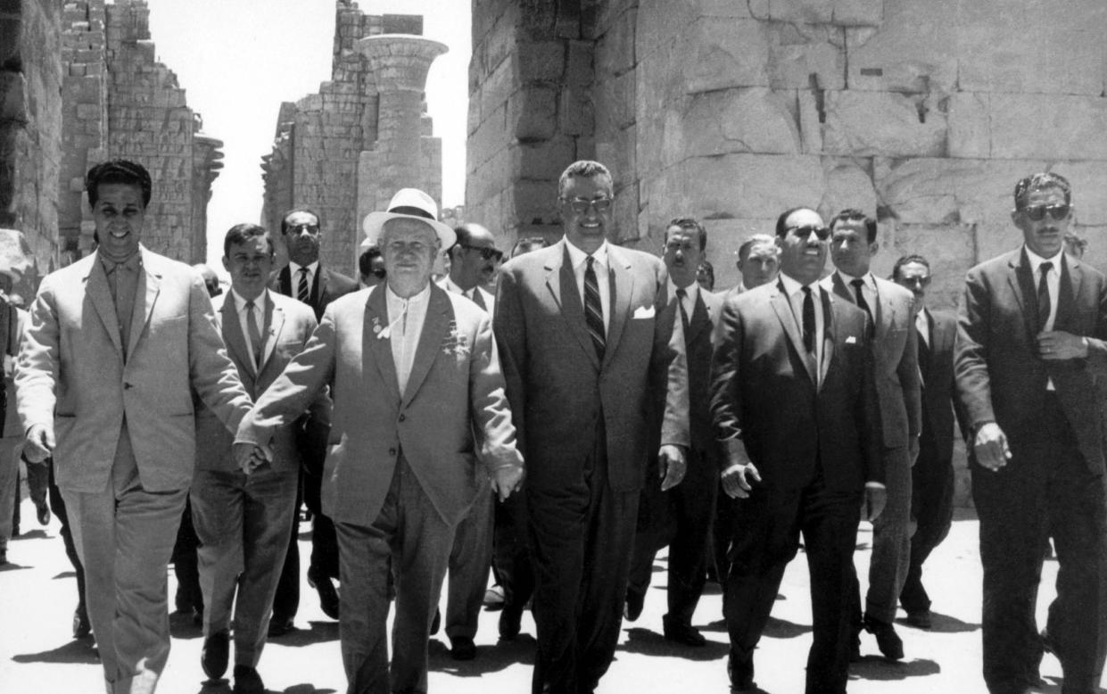 Nasser (c) with Khrushchev (2l) and Ben Bella (l) in Aswan, Egypt, in December 1964