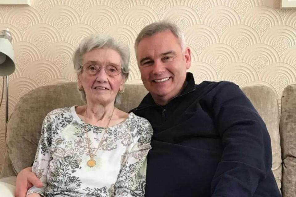 The star paid tribute to his mother Josie virtually, according to a report (Eamonn Holmes)