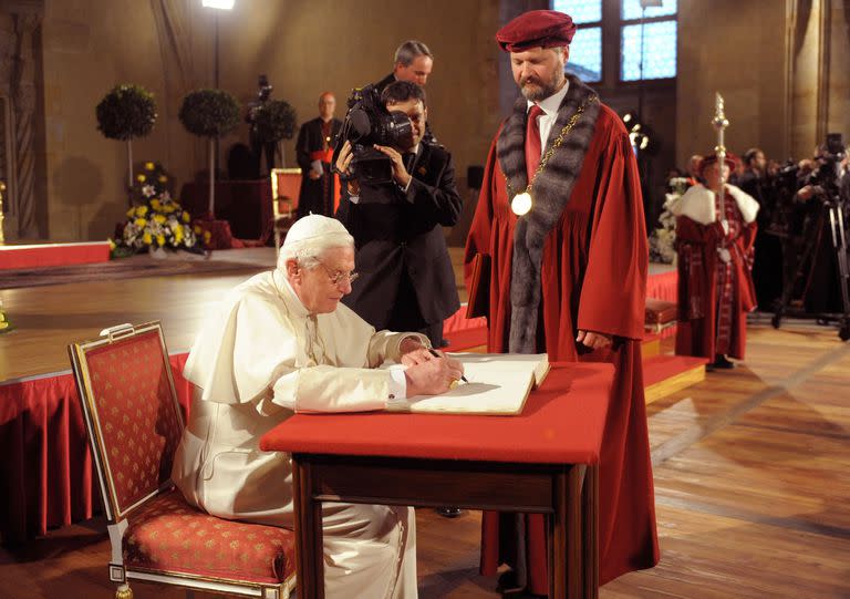 Pope Benedict XVI; Papa benedicto XVI; papa emérito; mundo