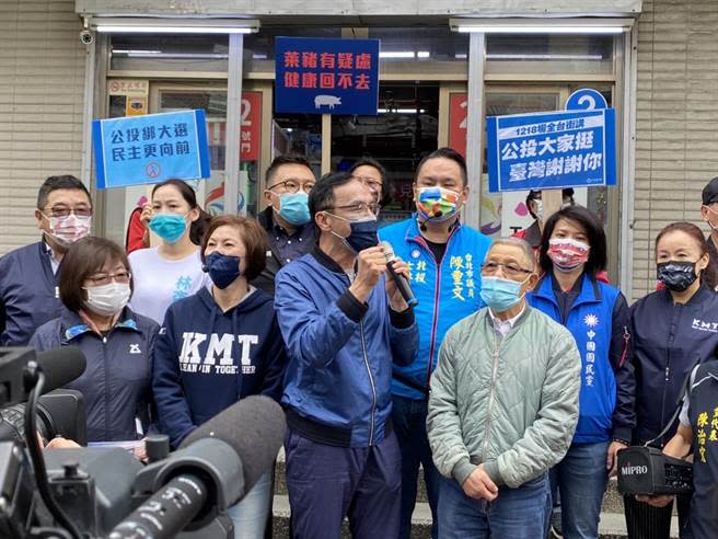 國民黨主席朱立倫今到台北市北投市場進行公投宣講。（張薷攝）