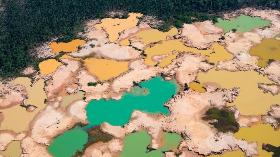 秘魯亞馬遜雨林地區，馬德雷德迪奧斯河（Madre de Dios）盆地，非法挖掘金礦導致化學污染，大片森林被毀