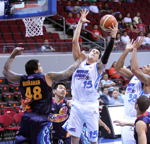 San Mig's Marc Pingris grabs the rebound. (PBA Images)