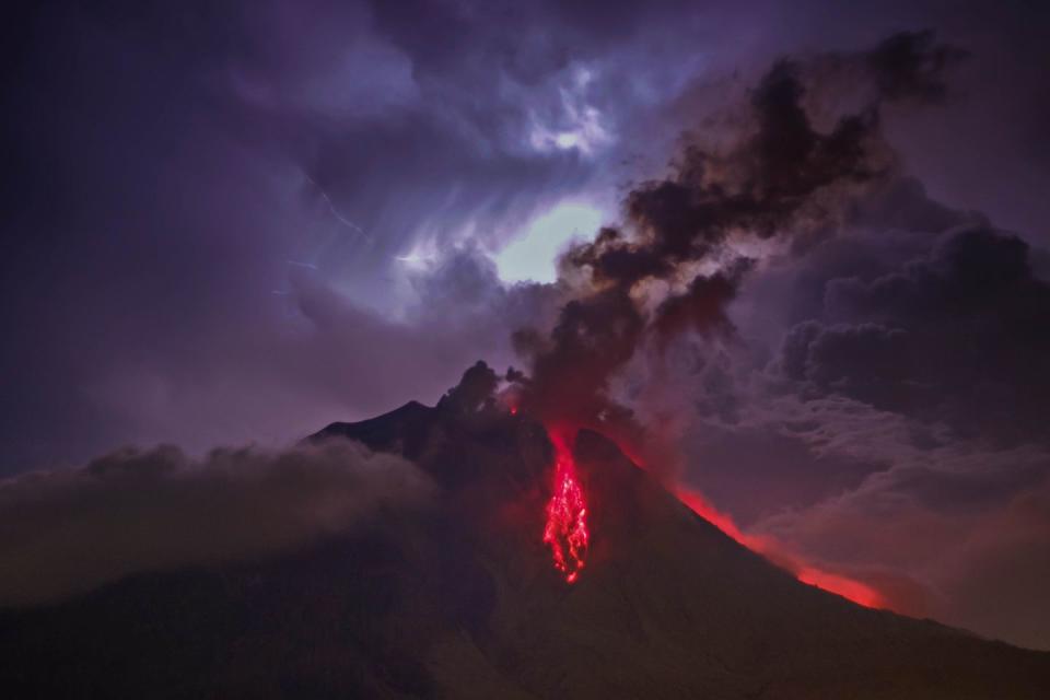 <p>Mount Sinabung volcano erupts in Karo, Indonesia // July 28, 2016</p>