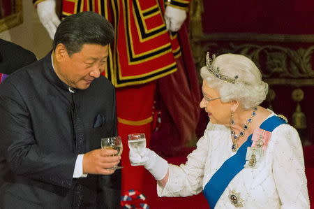 Chinese President Xi Jinping with Queen Elizabeth II at a state banquet at Buckingham Palace, London, during the first day of his state visit to Britain. Tuesday October 20, 2015. REUTERS/Dominic Lipinski/Pool