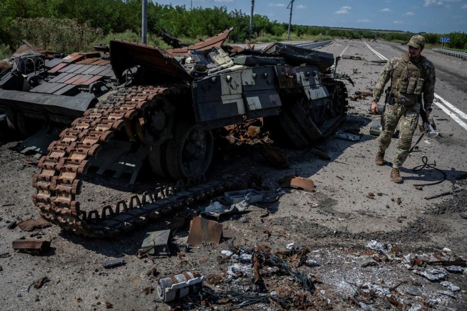 Während der russische Angriff auf die Ukraine weitergeht, geht ein ukrainischer Soldat in der Nähe eines zerstörten ukrainischen Panzers in der Nähe des Dorfes Robotyne in der Region Saporischschja vorbei (REUTERS)