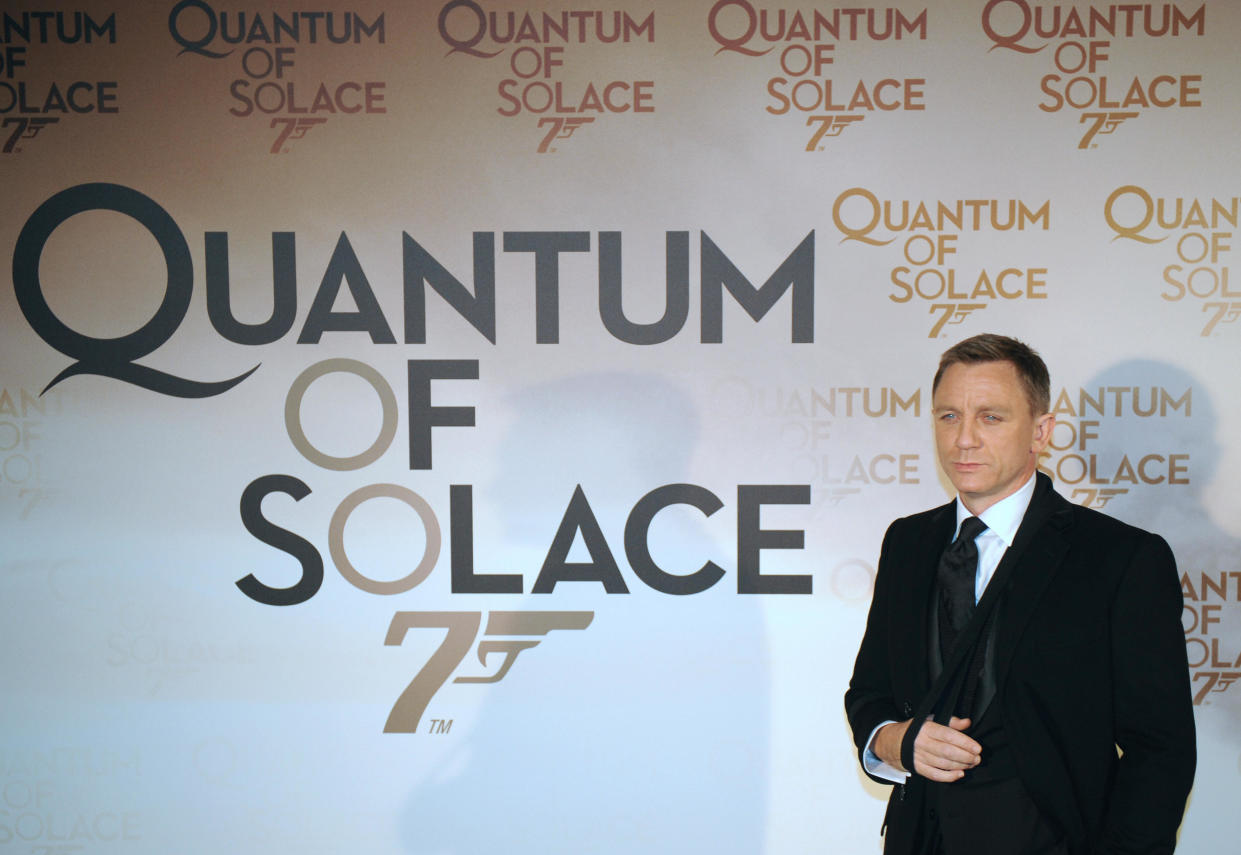 El actor británico Daniel Craig posa en el estreno en París de la última película de James Bond 