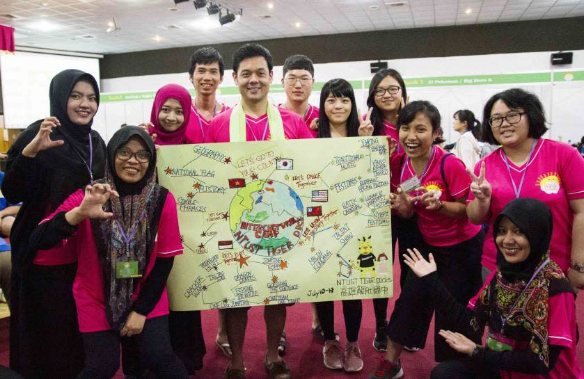 台科大八名外籍生與三名台灣學生組成國際志工團，前往高雄龍肚國中舉辦為期五天的夏令營。（圖／台科大提供）