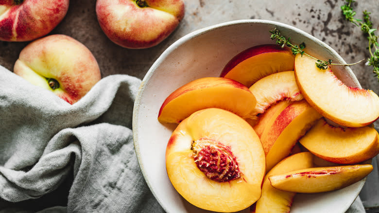 Sliced peaches in bowl
