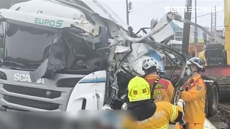 高雄市田寮區西德路砂石車翻覆，駕駛沒了呼吸心跳，送醫搶救。（圖／翻攝畫面）