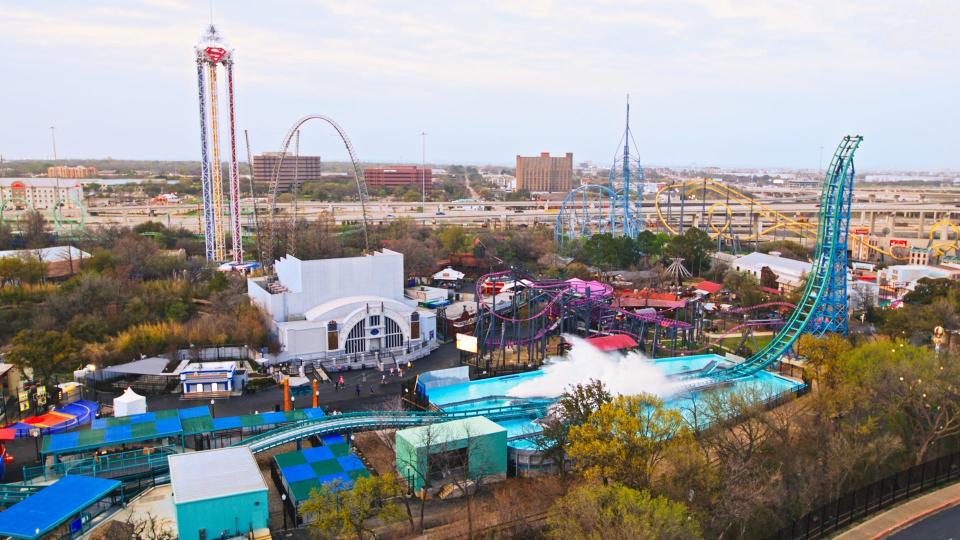 Aquaman: Power Wave is bookended by two 150-foot towers that tilt guests 90 degrees before plunging them back down.