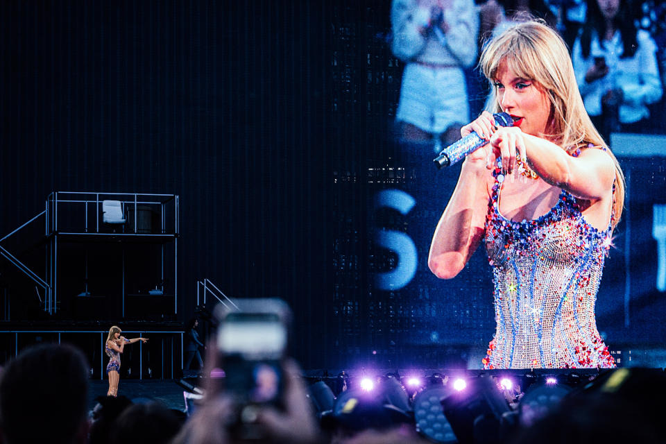 Taylor Swift canta en el escenario durante su concierto en el MetLife Stadium de East Rutherford, Nueva Jersey, el 26 de mayo de 2023. (Jutharat Pinyodoonyachet/The New York Times)
