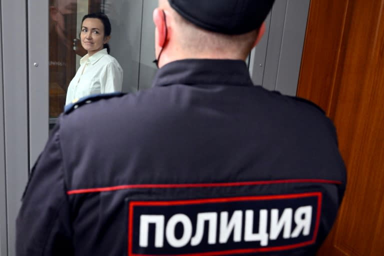 La periodista ruso-estadounidense de Radio Free Europe/Radio Liberty (RFE/RL) Alsu Kurmasheva comparece ante un tribunal en la ciudad rusa de Kazán el 1 de abril de 2024 (Alexander Nemenov)