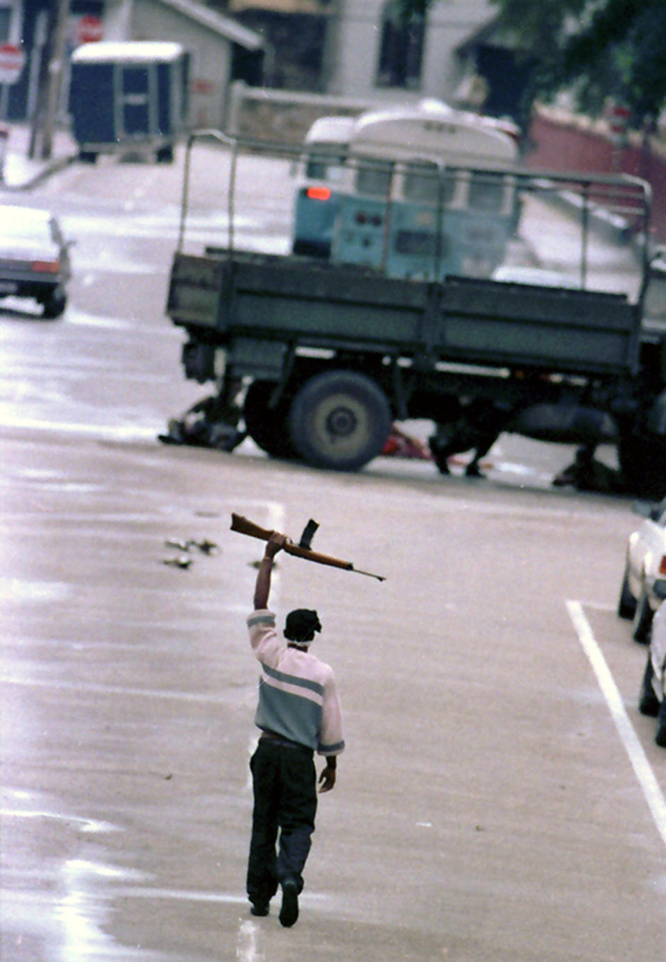 El 1 de agosto de 1990 un militante del grupo Jamaat al Muslimeen se rinde a las fuerzas armadas de Trinidad durante un intento de golpe en estado en Puerto Principes (Foto: AP Photo/Phil Sandlin, archivo)