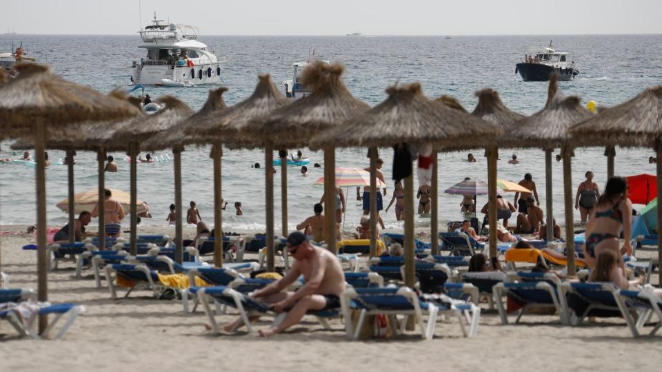 Touristen am Strand von Paguera. Spanien und die Niederlande sind seit Mitternacht als Corona-Hochinzidenzgebiete eingestuft.