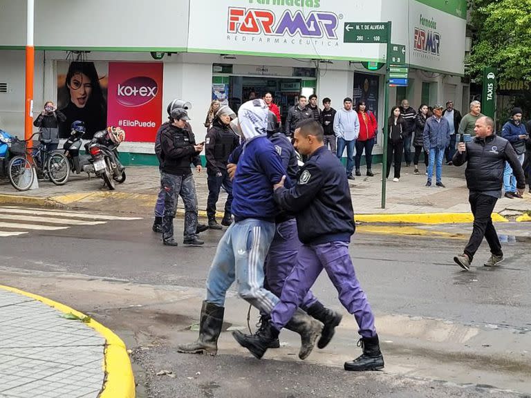 Manifestantes a caballo se enfrentaron con la Policía y uno de ellos intentó ingresar a la Casa de Gobierno