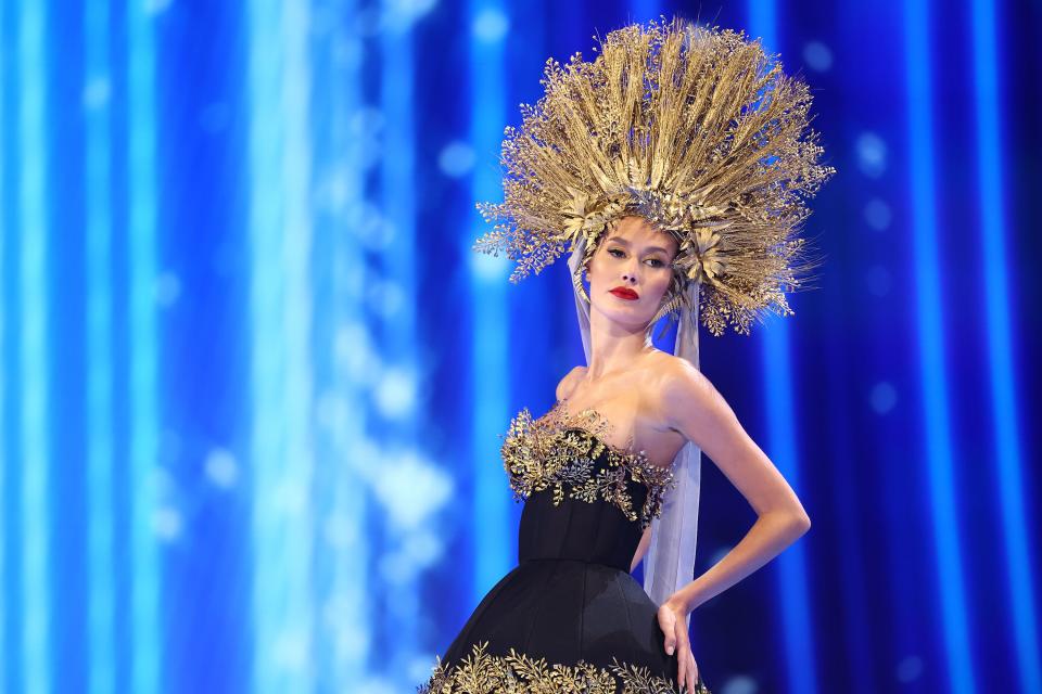 El traje de Miss Eslovaquia presentaba un tocado ornamentado elaborado con paja. (Héctor Vivas/Getty Images)