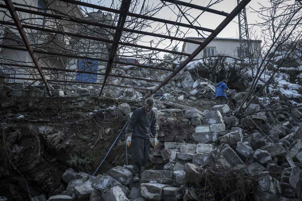 Rescatistas sobre los escombros de un edificio desplomado en Malatya, Turquía, la noche del lunes 6 de febrero de 2023. (Emin Ozmen/The New York Times) 