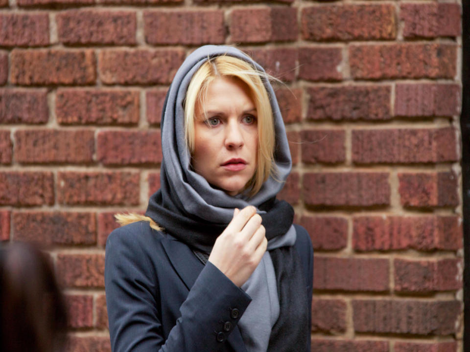 Während der zweiten Staffel “Homeland” war Claire Danes mit Söhnchen Cyrus schwanger. Ganz wohl fühlte sich die Carrie-Darstellerin allerdings nicht. “Ich war ängstlich wegen meiner Schwangerschaft, weil ich natürlich für diese riesige Show verantwortlich war und ich wollte niemanden im Stich lassen oder enttäuschen. (…) Ich habe sehr darauf geachtet, was ich aß, denn ich wollte nicht schwanger aussehen”, so der “Homeland”-Star zu “People”. (Bild-Copyright: Teakwood Lane Prods./Cherry Pie Prods./Keshet/Fox 21/Showtime/Kobal/REX Shutterstock)