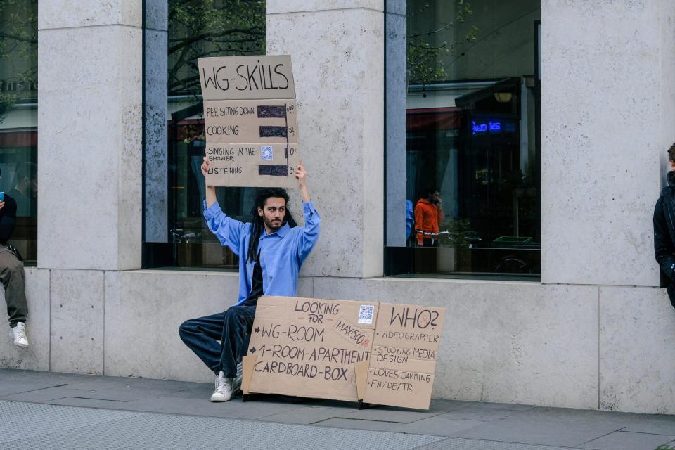 Can kam vor der Humbolt-Bibliothek in Berlin mit niemandem ins Gespräch. - Copyright: Lisa Kempke für Business Insider