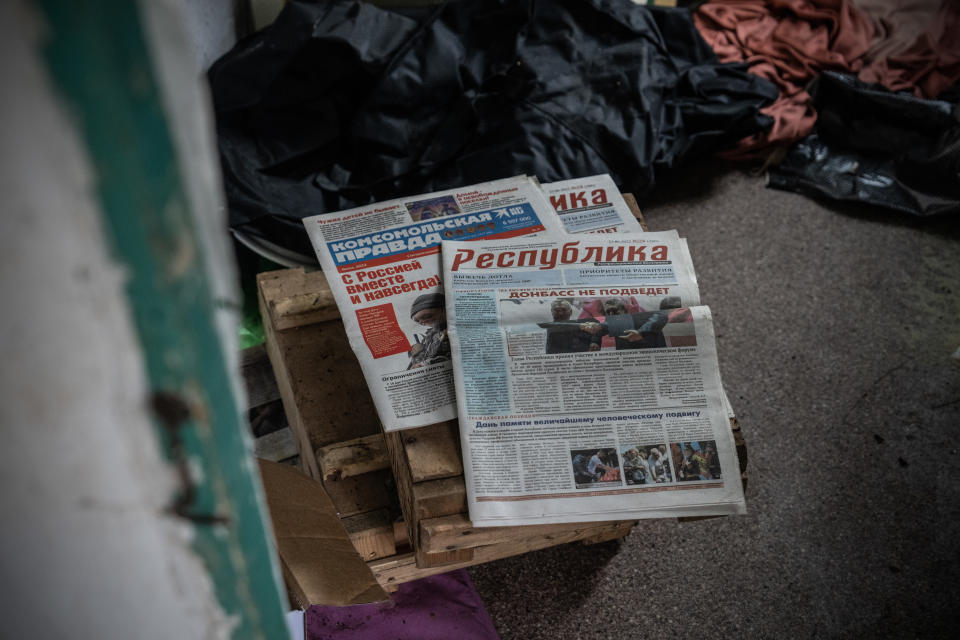 Russian newspapers on a makeshift table.