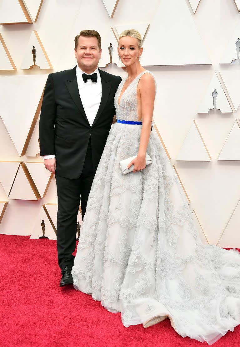 James Corden y Julia Carey en la alfombra roja durante la llegada de los Oscar