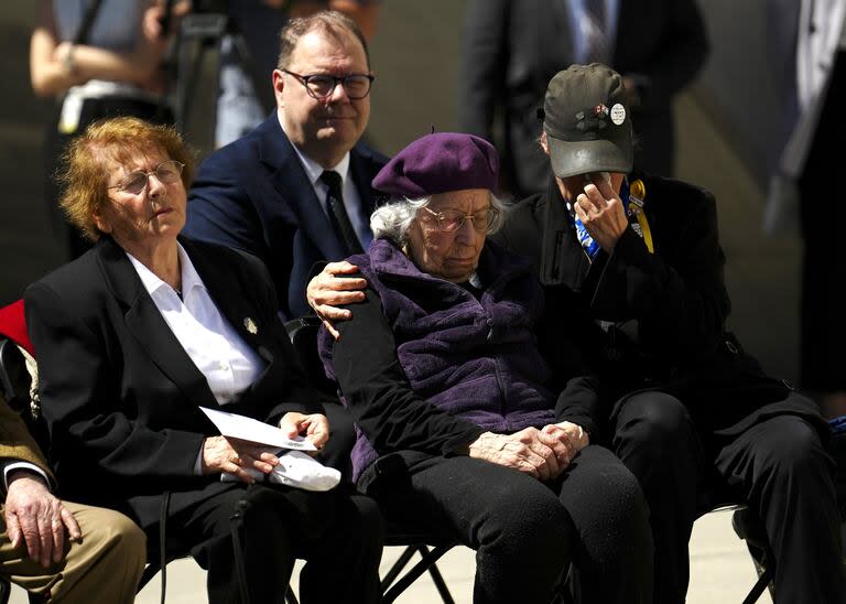 La sobreviviente del Holocausto Ruth Katz se consuela mientras se sienta con otros sobrevivientes durante una ceremonia en Yom HaShoah (Día del Recuerdo del Holocausto) en el Monumento Nacional del Holocausto en Ottawa el lunes 6 de mayo de 2024.