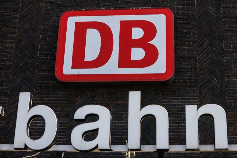 The Deutsche Bahn logo hangs at the main station in Duisburg. In the wage dispute with Deutsche Bahn, the GDL union has called for 35-hour strikes in both passenger and freight transport. Oliver Berg/dpa